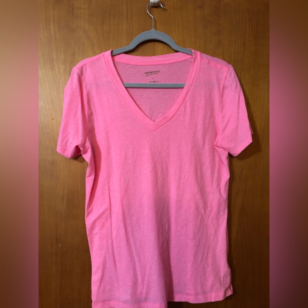 Arizona Jean's hot pink v neck short sleeve t-shirt. XL